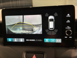 リバースギアに入れるだけで後方の表示へ切り替わります。夜間や雨の日の駐車も楽になりますよ。