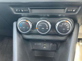 フルオートエアコンで車内の温度管理もバッチリ♪シートヒーターとステアリングヒーターも付いてます。