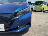 LEDヘッドライトハイビームアシスト機能付です。前方検知用カメラで、先行車や対向車のライト、道路状況・道路周辺の明るさを検知し、前方の視界を確保し手動で切り替えるわずらわしさを軽減します。