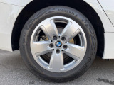 BMWならではの卓越した走りを支えるホイールと足回りです!日本車の走りに慣れている方にもぜひ体感して頂きたいほど、高いレベルでまとまっています!純正16インチアルミホイール。