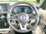 インテリアに合わせたデザインのステアリングは、運転される方のことも考え、運転しやすい形状、大きさです。是非一度、実際に触ってお確かめください。