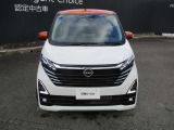 LEDヘッドライトは、本当に明るくて安全です。暗い夜道からお客様を守ってくれます。運転しやすいですし、黄色いハロゲンライトと見比べてください。