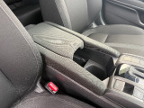 運転席と助手席の間には収納も兼ねたアームレストコンソールを装備してます。