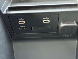 USB端子が2つ差し込めるようになっています!ケーブルを接続することで車内でスマートフォン等の充電が可能に!
