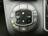 「AUTO」スイッチで車内の温度を一定に保ってくれるオートエアコン。快適装備の代名詞。もちろんマニュアル操作も可能ですよ。