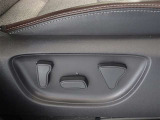 パワーシート搭載。微妙な調整が手軽にでき、ピッタリのポジションで運転することが可能です。