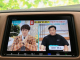 停車中にテレビ番組を視聴でき、休憩時間や待ち合わせの時間も車内で楽しめます。画面が見やすく、番組の内容を確認しやすいのも便利なポイントです。お出かけ先でのひと息にも活躍します。