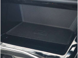 【スマートフォンワイヤレス充電】 車の中でもスマートフォンを置くだけ充電。(※非接触充電に対応したスマートフォンに限ります)