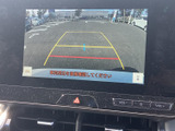 後方映像と進路の目安となるガイドラインが画面に表示され、駐車時の周囲確認をサポートします。車両周辺を目で確かめながら、駐車スペースへゆっくり進む際に活用いただける装備です。