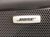 BOSEサウンドシステムを搭載。「良い音を出す」ではなく、その車種のごとに特徴を計算(車種専用設計)し、「反響音」を作り出すことによってどの座席でも自分中心で音が聴こえ、「心地よい空間」を作り出します。