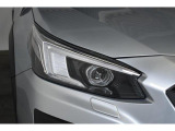 LEDヘッドランプは白色または青白い光を放ちます。夜間でも遠くまで見通しが良くなり、道路標識や歩行者をより早く認識できます。