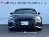 シングルフレームグリルはAudiの象徴的なデザイン要素であり、一目でAudiとわかるスタイル、大きくて迫力のある形状が車のスポーティな印象を強調しており、魅力的なデザインとなっています。