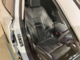 ヴァーネスカレザーシート・シートヒーティング。ヴァーネスカレザーは多くのBMWモデルで採用されているレザーでシボが細かく柔らかい印象のレザー。高級感、機能性、耐久性を備えています。