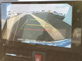 後退時の映像と目安線を画面で確認でき、駐車スペースへの出し入れをサポートします。周囲の状況を把握しやすく、狭い場所での駐車時にも心強い装備です。