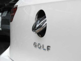 【バックカメラ(エンブレムタイプ)】 リアの「VW」エンブレムの内部にバックカメラを装備。バックギアに切り替えるとリアのエンブエムが開いてバックカメラが作動、雨の日でも鮮明な画像を確認できます。