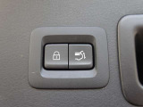 スイッチひとつでリアゲートの開閉が可能なパワーリフトゲートを装備!荷物で手が塞がっている時や小柄な方でも力を使わずスムーズに開閉できます。日常のお買い物から旅行まで利便性を高める快適な装備です。