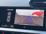 ●バックカメラ『駐車や後方の視界をサポートするための重要な機能です。多くのモデルに標準装備またはオプションとして搭載、リアバンパーに取り付けられたカメラが後方の映像を車内のディスプレイに表示します』
