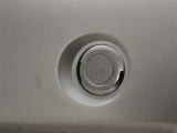 スマートアシストです。目の前の壁との衝突をさける事を最優先に、ドライバーがアクセルを踏んでもブレーキを自動でかける安全装備です。