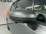 【ウィンカー付きドアミラー】ドアミラーは車幅の最も外側に位置するため、横や斜め後ろから接近する車両や歩行者にも方向指示が伝わりやすくなります。