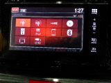 フルセグTVを搭載。CD/DVD再生、Bluetoothオーディオに対応しています。