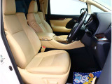 お車選びをお楽しみ頂けるよう、在庫車の展示スペースを十分に確保しております。