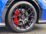 brembo製フロント・モノブロック対向6ポットブレーキキャリパー(レッド塗装、STIロゴ入り)&brembo製18インチドリルドディスクローター、専用ブレーキパッド