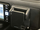携帯電話ホルダー付きです。