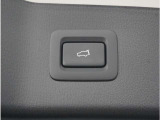 【パワーバックドア】スマートキーや運転席のボタンを押すだけでリアゲートが自動で開閉します。両手に荷物を持っている時や高い位置のバックドアを閉める際に便利な機能です。