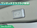 パワーバックドア付です!ボタン一つで開閉が出来てとても便利ですね。しっかりと最後まで閉まりますので、半ドアの恐れも無くなります!