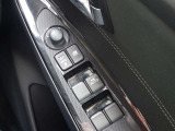 【ウインドウロック】運転席の窓操作部分です。小さなお子様が窓を勝手に開閉することのないよう、運転席以外の窓を操作できないようにするボタンがあります。