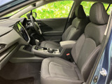 前席にはゆったりとした座面が備わり、運転席と助手席それぞれでくつろいでお過ごしいただけます。明るい窓まわりで周囲を見渡しやすく、清潔感のある車内空間です。