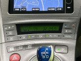 【オートエアコン】一度お好みの温度に設定すれば、車内の温度を検知し風量や温度を自動で調整。暑い&hellip;寒い&hellip;と何度もスイッチ操作をする必要はありません。快適な車内空間には必須の機能ですね♪