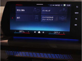 【ⅰドライブナビゲーション】文字情報も鮮明に表示する高解像度カラーディスプレイを採用。視認性に優れた地図デザインと特徴的な建造物を目印にした描写表示で現在位置を把握できます。地図データの更新も可能です