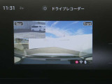 純正ドライブレコーダー:前後の運転状況を映像で記録します。