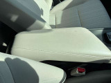 アームレスト付きなのでリラックスして安全運転できます。