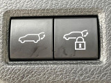 【パワーバックドア】スマートキーや運転席のボタンを押すだけでリアゲートが自動で開閉します!荷物を持っている時や、高い位置にあるバックドアを閉める際に便利な機能です♪
