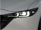 【LEDヘッドライト】悪天候や夜間走行時も良好な視界を確保し安心して運転できる高輝度LEDヘッドライトを装備。明るい上に点灯速度が早く消費電力も抑えられています。
