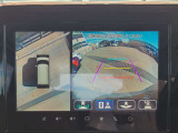 車両の前後左右にある4つのカメラを合成することで、まるでご自身のクルマを空から見ているような俯瞰での映像を映し出してくれます。バック時ももちろんのこと、前進時に視界の悪い交差点でも役に立ちますね。