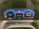 左右の円形表示と中央の案内欄で、運転に必要な情報をひと目で確認しやすい配置です。燃料残量や時刻なども表示され、走行中の状況把握に役立ちます。