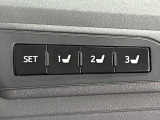 【メモリー機能付きパワーシート】ドライバーごとに設定したシート位置を記憶して、ボタン一つで切り替えできる便利な機能!運転する方が複数名いらっしゃるご家庭におすすめです♪