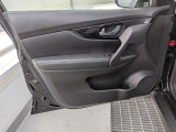 パワーウィンドウのスイッチですよ。運転席に居ながら窓を開け閉めのコントロールできます。