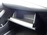 車検証入れ等書類一式を収納できるグローブボックス。
