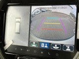 後方の映像に加えて車両周辺の表示も確認でき、駐車時の周囲確認を助けます。画面上の目安線も見やすく、車庫入れや狭い場所での取り回しに役立つ装備です。