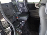 チップアップ、ダイブダウン機構付【 ウルトラリアシート 】は後席座面を左右分割で跳ね上げることができるので植木やベビーカーなど背の高い荷物をラクラク収納できます。ホンダ車ならではの人気装備です。
