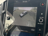 【マルチテレインモニター】車のフロントやサイドのカメラ画像を同時にモニター表示することで、悪路や狭い道を走行時でも周囲の状況確認ができ安心!本格SUVにうれしい装備です♪