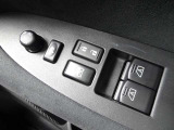 パワーウインドウスイッチ★電動格納機能付きで運転席からドアミラーの角度が調整可能です。電動格納機能付きです♪