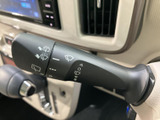 レバー上の表示で機能を確認しやすく、運転席から必要な装備を把握しやすい仕様です。視線を大きく動かさず手元で扱えるため、天候が変わる場面でも役立ちます。