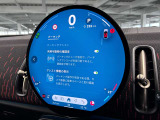 デジタルスピードメーター、航空機のコックピット操作箇所と同じ配色で目が疲れにくいように設計されてます。