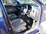 運転席は本革シートです。シート横には電動調整用のスイッチを備えています。