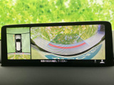 後方の映像に加えて車両周辺の様子も画面で確認でき、駐車時の安全確認に役立ちます。ガイド線も表示されるため、周囲に注意を払いながら位置を把握できます。